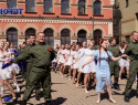 «Вальс Победы» в Донбассе: 80 молодых пар танцевали в честь 80-летия памятной даты