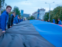 Квадратный километр: молодежь развернула в Центре Донецка 200-метровый флаг ДНР
