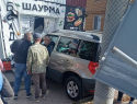 Женщина за рулем «Шкоды» разнесла шаурмячную в Донецке
