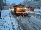 Боле 100 коммунальщиков ДРСУ вышли с утра на улицы Донецка для борьбы со снегом