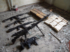 В разрушенном доме на территории ДНР росгвардейцы обнаружили схрон с оружием