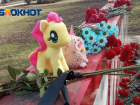 В Донецке на стеле Россия появились детские игрушки, а на флагах театра – траурные ленты