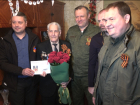 Микроволновка, торт и письмо из Кремля: как в Донецке поздравили ветеранов с Днем Победы