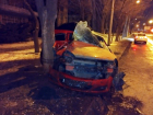 В обнимку с деревом: в центре Донецка красный «Опель» погубил молодую пассажирку