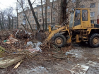 Во дворах Донецка коммунальщики продолжают уборку упавших веток и деревьев