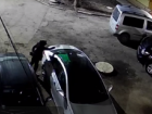 В Мариуполе женщина облила зелёной краской чужой автомобиль 