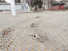 Вандалы против плитки: в Ясиноватой, ДНР, неизвестные повредили площадь Славы