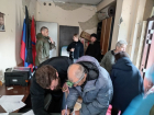Жителям Угледара вручили 11 сим-карт «Феникс» и помогли собрать документы на соцвыплаты