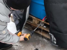 Бабушкам и инвалидам ДНР предложили добывать воду из замерзших бочек дрелью и буром