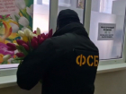 Сотрудники ФСБ поздравили с 8 Марта медработников в Донецке