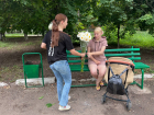 Молодые люди раздали букеты ромашек в Донецке и других городах Донбасса