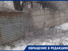 «Дозвониться никуда не возможно»: без света из-за упавшего дерева остались жители частного сектора в Киевском районе 