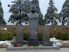 В Донецке возложили цветы к монументам героям ДНР