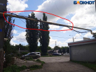 Жители Макеевки жалуются на опасное «макраме» из силовых кабелей в своем дворе