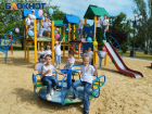 Танцы, мороженое и улыбки: в Донецке открыли детскую площадку