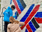 Дети из Харцызска нарисовали граффити в виде сердца, состоящего из флагов России и ДНР