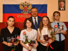 Юные жители Донецка получили свои первые паспорта в День флага России 