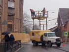 Контактную сеть трамвайного маршрута Донецка восстанавливают под непрекращающимся дождём 