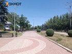 Выгоревшие газоны, плавящийся асфальт и страдающие от жары люди: температура воздуха в Донецке переваливает за +36