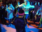 Пир во время чумы: подростки устроили «танцульки» в ночном клубе Донецка после трагедии на Текстильщике