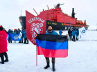 На Северном полюсе развернули флаг ДНР