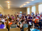 В преддверии 1 сентября первоклассникам школы № 2 города Харцызска подарили новые портфели 