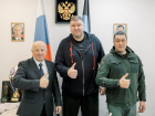 Звезда сериала «Саша Таня» Андрей Свиридов привез гуманитарную помощь в Мариуполь