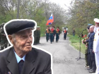 Настоящий парад Победы прошел у дома 105-летнего ветерана ВОВ Григория Верланова в Шахтерске