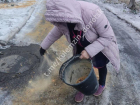Посыпать территории школ от гололёда помогают сотрудники образовательных учреждений Донецка 
