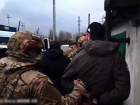 Наркота и стволы: сотрудники ФСБ задержали в ДНР «барыгу» с крупной партией веществ и арсеналом боеприпасов