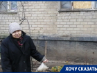 Брала с «мусорника» картонные коробки, чтоб закрыть окно: 90-летняя бабушка из Донецка рассказала, как замерзает в квартире после обстрела