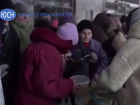 В центре Донецка волонтеры раздали горячие обеды и хлеб пенсионерам и малоимущим дончанам перед Новым годом