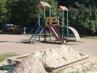 В Макеевке восстанавливают детские площадки: в песочницах города обновили песок