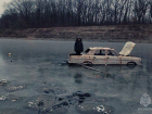 Ребёнок застрял в затонувшей машине на льду в Макеевке