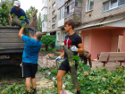 Дружинники ДНР помогают убирать упавшие ветки и деревья после дождя