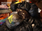 С теплыми вещами и пожеланиями: Народный фронт доставил гумпомощь жителям Горловки