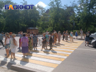Жители Донецка собой перекрыли улицу из-за полного отсутствия водоснабжения
