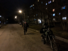 Мужик с битой ночью гонялся за питбайкерами на Зелёном микрорайоне в Макеевке