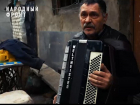 Житель ДНР в 57 лет закончил музыкальную школу и мечтает записывать видео для соцсетей