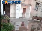 Вода уходит в землю, а не в дома: очередной прорыв в Кировском районе Донецка