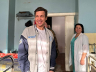 Известный российский актёр Павел Деревянко вновь приехал в больницу Харцызска ДНР
