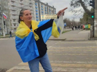 Флаг и бутылка: пропитая заукраинка устроила «митинг» в Мариуполе, ДНР