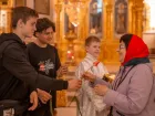 Розовые тюльпаны в День жен-мироносиц: в храме Петра и Февронии в ДНР молодежь поздравила прихожанок