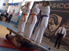 Богатырь 21 века Дмитрий Халаджи позволил спортсменкам из ДНР станцевать на нем лежа на битом стекле 