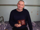 «Эта медаль дорогого стоит»: огнеборцам, раненым повторным обстрелом ВСУ, вручили награды в больнице ДНР 