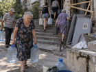 Больше года без воды: жители Бирюзова в Донецке носят её на верхние этажи пешком