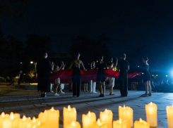 Молодежь ДНР провела в Мариуполе концерт-реквием и фотовыставку в память о жертвах террористических актов 