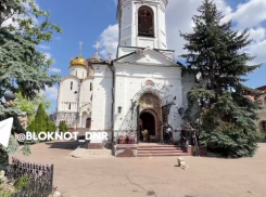 Расчищать от завалов территорию монастыря под Угледаром помогает молодежь «Народного Фронта» со всей России