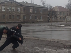 Обезумевший мужик кавказской внешности начал драку и приставал к девочкам в Горловке