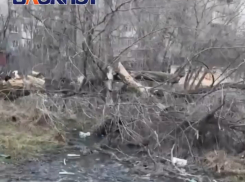 Зелёное вонючее болото залило детскую площадку в Киевском районе Донецка